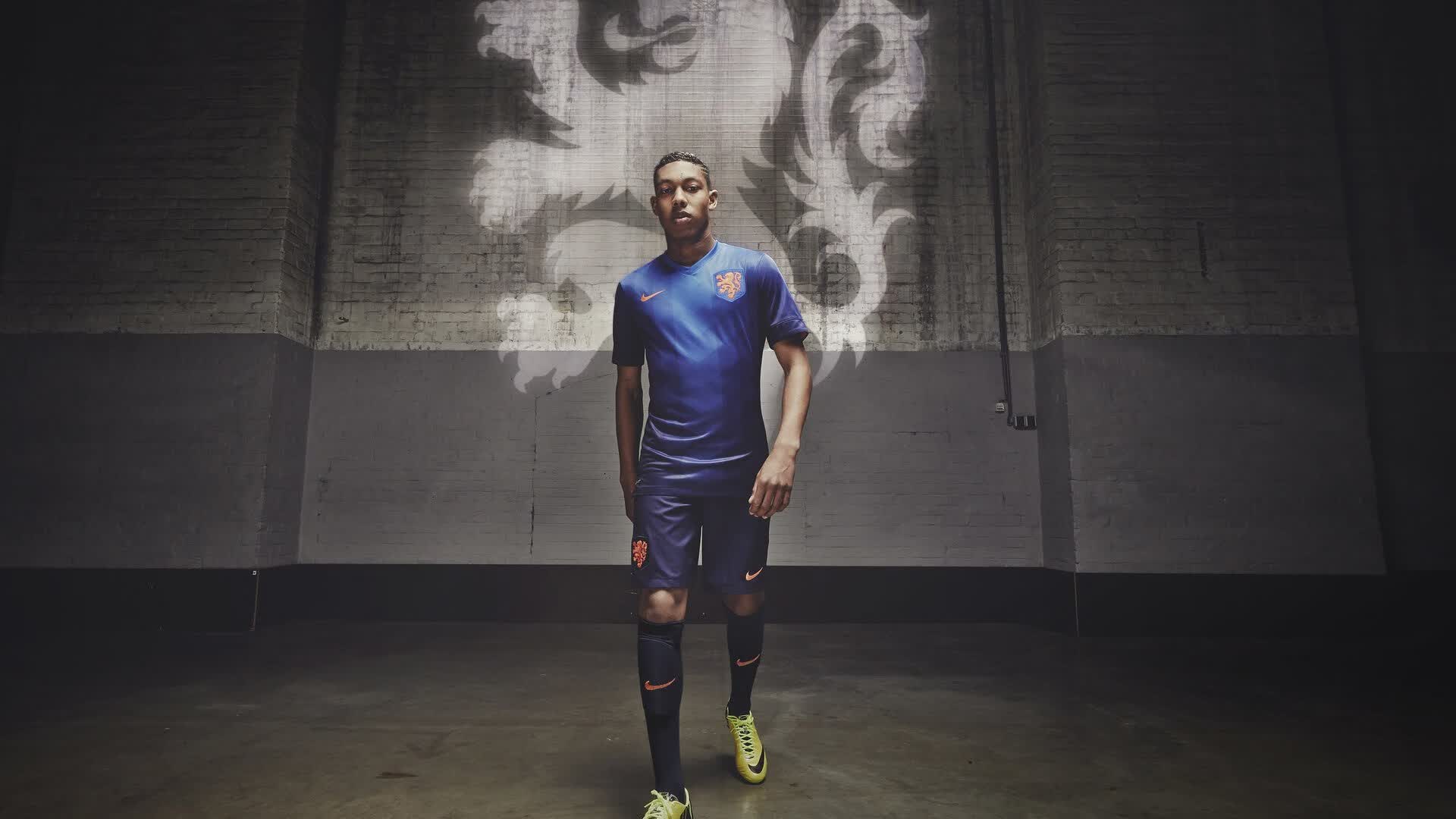 爱游戏娱乐-足篮双栖盛宴！东契奇观战70分钟鏖战，上海久事足总杯惊天远射击中立柱